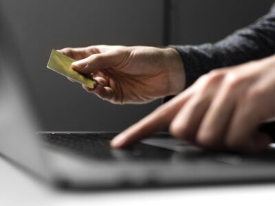 Мошенники начали выдавать себя за таможню и вымогать деньги за «посылки»